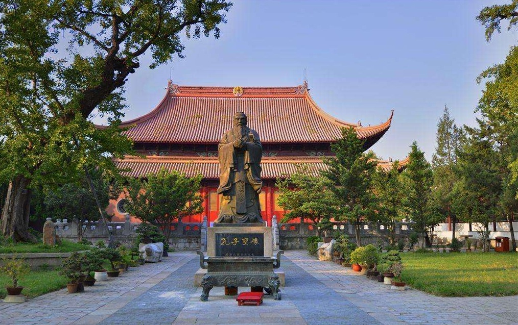 Suzhou Confucian Temple is located in the central part of Suzhou, built by the order of Fan Zhongyan, then the Prefect of Suzhou, it stands across from the street with Garden of Surging Wave Pavilion.