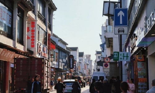 Exploring Guanqian Street in Suzhou: A Blend of Tradition, Shopping, and Local Flavors