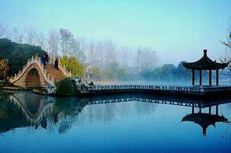 Slender West Lake in Yangzhou is a typical demonstration of Chinese traditional public tourism destination, representing the taste and life style in Chinese traditional society.