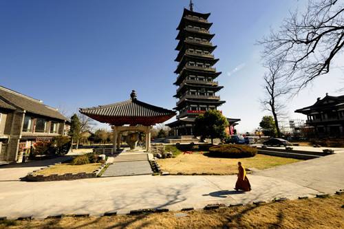   Daming temple is known for a famous monk, Jianzhen, who studied the sutras and initiated people into monkhood here in the first year of the Tianbao reign of the Tang Dynasty (742 C.E.) before he left for Japan.