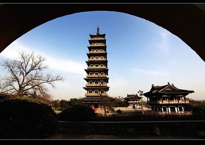   Daming temple is known for a famous monk, Jianzhen, who studied the sutras and initiated people into monkhood here in the first year of the Tianbao reign of the Tang Dynasty (742 C.E.) before he left for Japan.