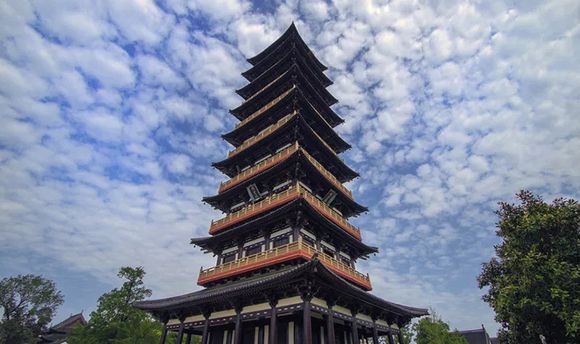   Daming temple is known for a famous monk, Jianzhen, who studied the sutras and initiated people into monkhood here in the first year of the Tianbao reign of the Tang Dynasty (742 C.E.) before he left for Japan.