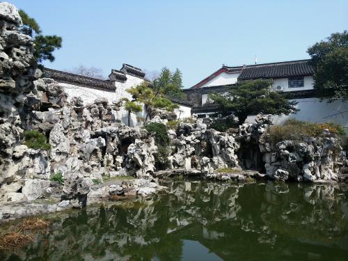 Heyuan Garden is located at Huayuan Lane in Xuningmen Street, the center of Yangzhou City. It was named with the family name, "He", 