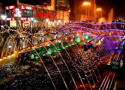 Shilu Street is one of the major shopping street in Suzhou City, it gains the reputation as the shopping street that has the most beautiful scenery.