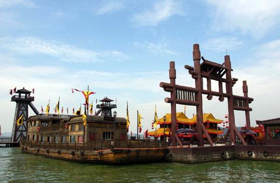 Boat_Ride_in_Wuxi_Grand_Canal.jpg