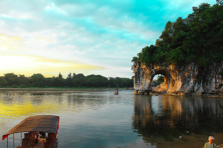 Guilin_Elephant_Trunk_Hill.jpg