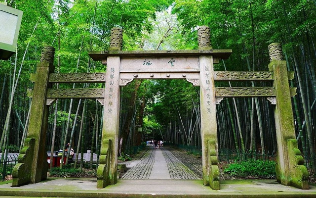 Bamboo_Lined_Path_at_Yunqi.jpg