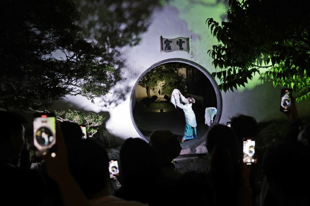 Master-of-the-Nets-Garden-Night-Garden5